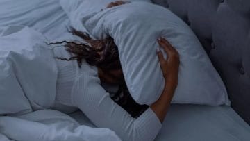 توصلت دراسة إلى أن قلة النوم تجعلك أقل رغبة في مساعدة الآخرين